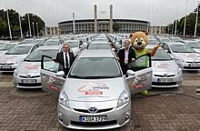 Jürgen Stolze (links), General Manager Öffentlichkeitsarbeit & Presse Toyota Deutschland, übergab vor dem Berliner Olympiastadion 100 Prius an Heinrich Clausen, Geschäftsführer des WM-Organisationskomitees. Foto: Auto-Reporter/Toyota